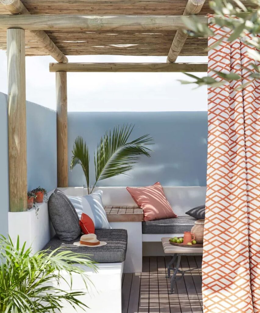 Ajoutez un rideau à votre pergola