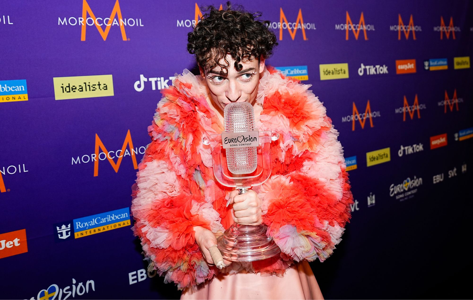 Nemo pose après le Concours Eurovision de la chanson 2024 à la Malmö Arena le 11 mai 2024 à Malmö, en Suède.