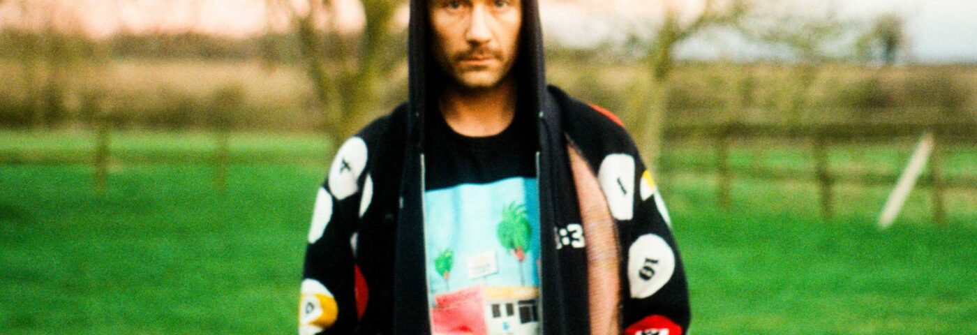 Bastille annonce son nouvel album '&' et partage les quatre premiers morceaux