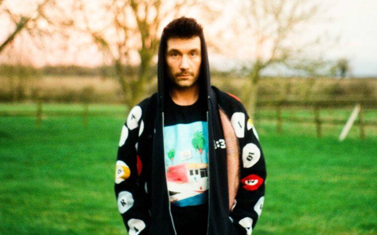 Bastille annonce son nouvel album '&' et partage les quatre premiers morceaux
