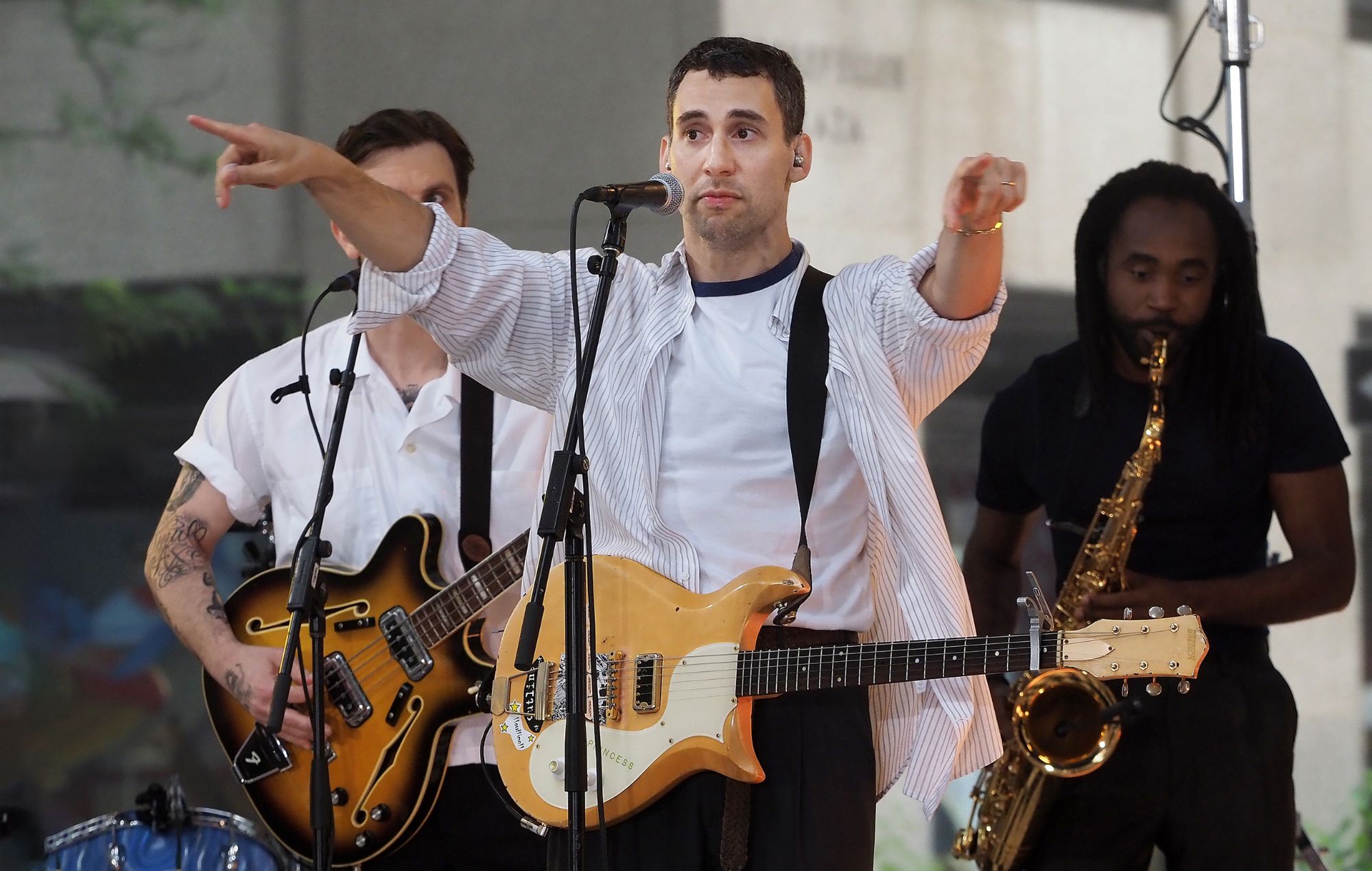 Jack Antonoff de Bleachers se produit sur NBC "Aujourd'hui" au Rockefeller Plaza le 4 juillet 2024 à New York