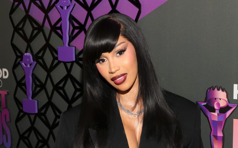 Cardi B critique Donald Trump pour avoir promis l'immunité policière