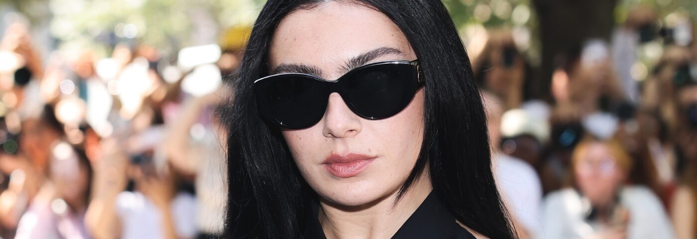 Charli XCX déclare que le titre viral « Apple » « a failli ne pas être retenu » sur « Brat »
