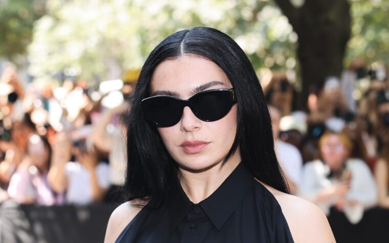 Charli XCX déclare que le titre viral « Apple » « a failli ne pas être retenu » sur « Brat »