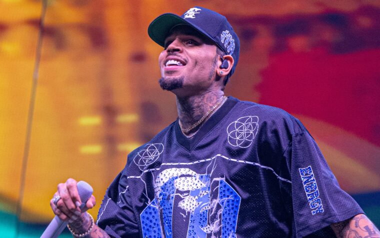 Chris Brown poursuivi pour agression présumée sur un groupe de spectateurs