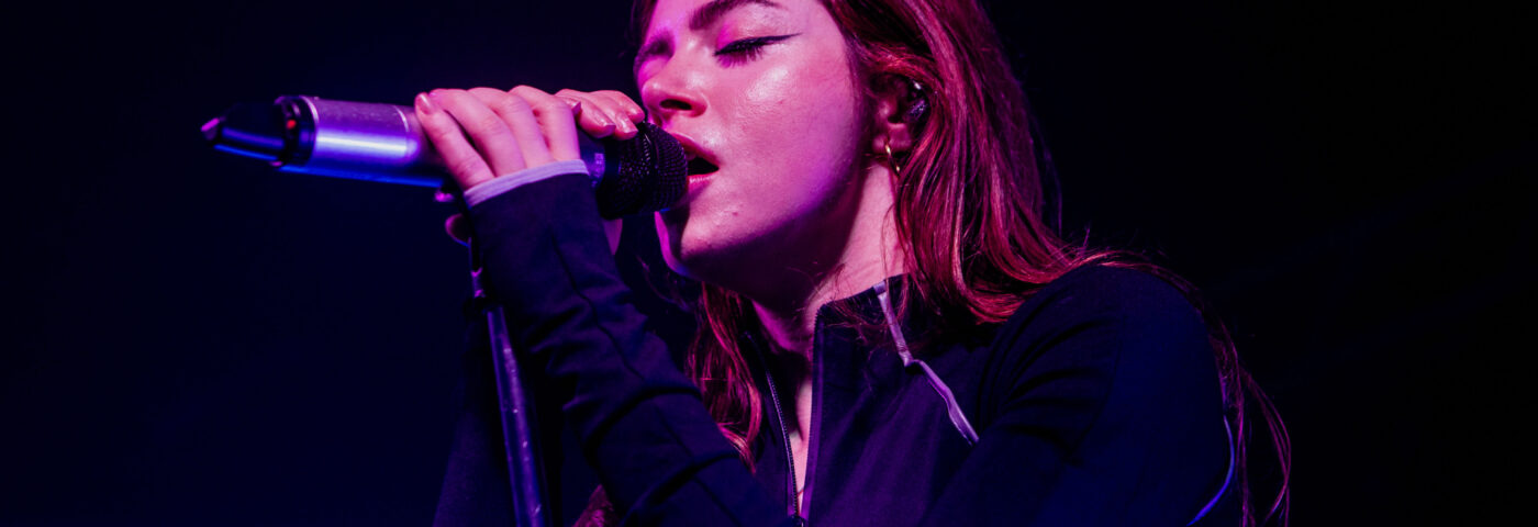 Chrissy Costanza d'Against The Current lance un projet solo avec le single sensuel « 7 Minutes In Hell » avec VOILÀ
