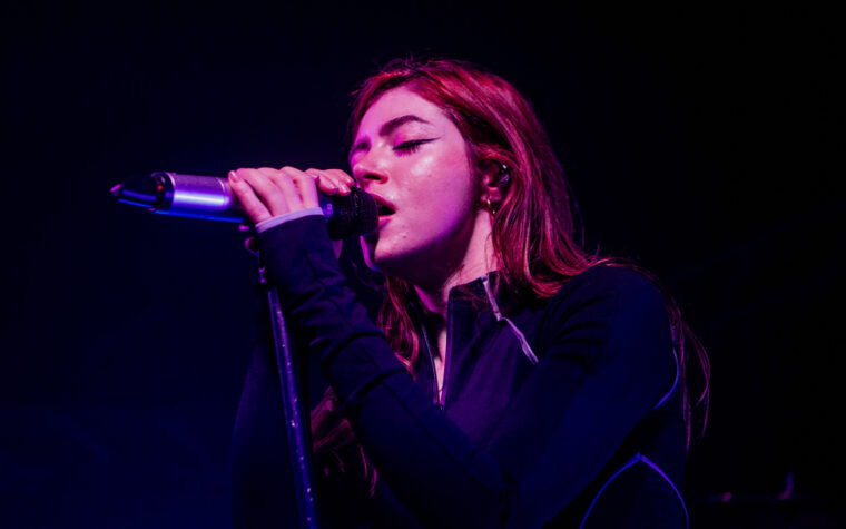 Chrissy Costanza d'Against The Current lance un projet solo avec le single sensuel « 7 Minutes In Hell » avec VOILÀ