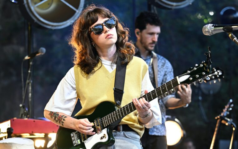 Clairo interprète « Juna » sur « Fallon » et annonce une tournée nord-américaine