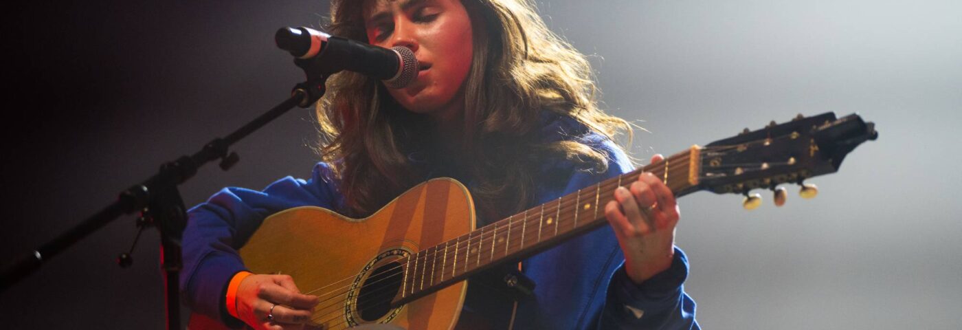 Clairo interprète sa nouvelle chanson « Pier 4 » lors d'un concert caritatif pour la Palestine à Londres