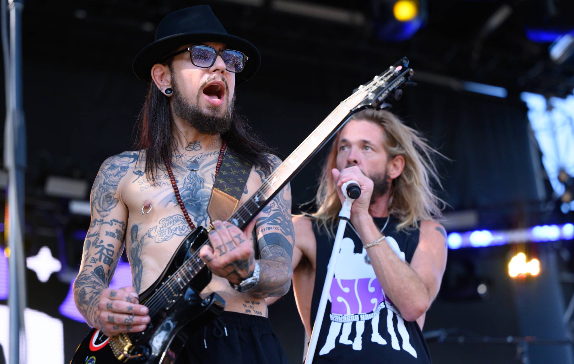 Dave Navarro et Taylor Hawkins se produisent sur scène avec leur nouveau groupe NHC lors de la deuxième journée du week-end du Ohana Festival Encore le 2 octobre 2021 à Dana Point, en Californie. (Photo de Scott Dudelson/Getty Images)
