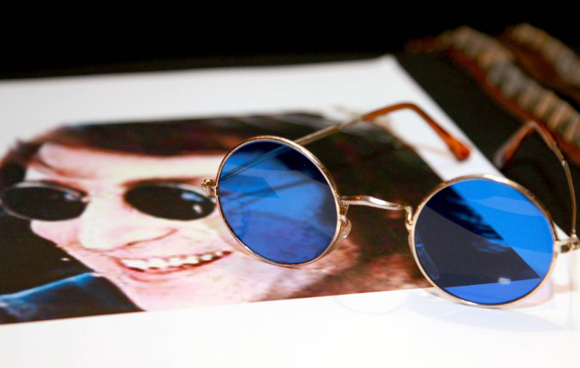 Les lunettes à monture métallique dorée et verres bleus de John Lennon (Photo par Eamonn McCormack/WireImage)