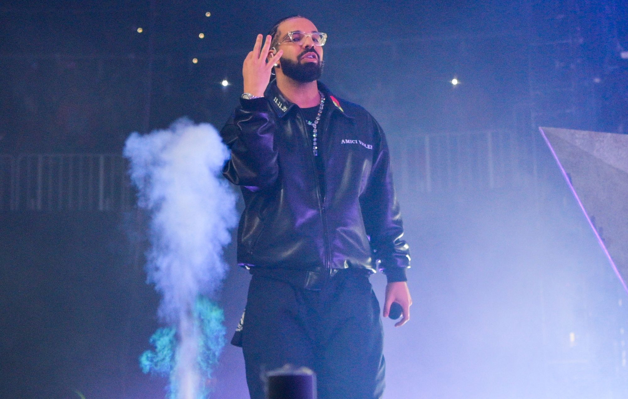 Drake se produit sur scène