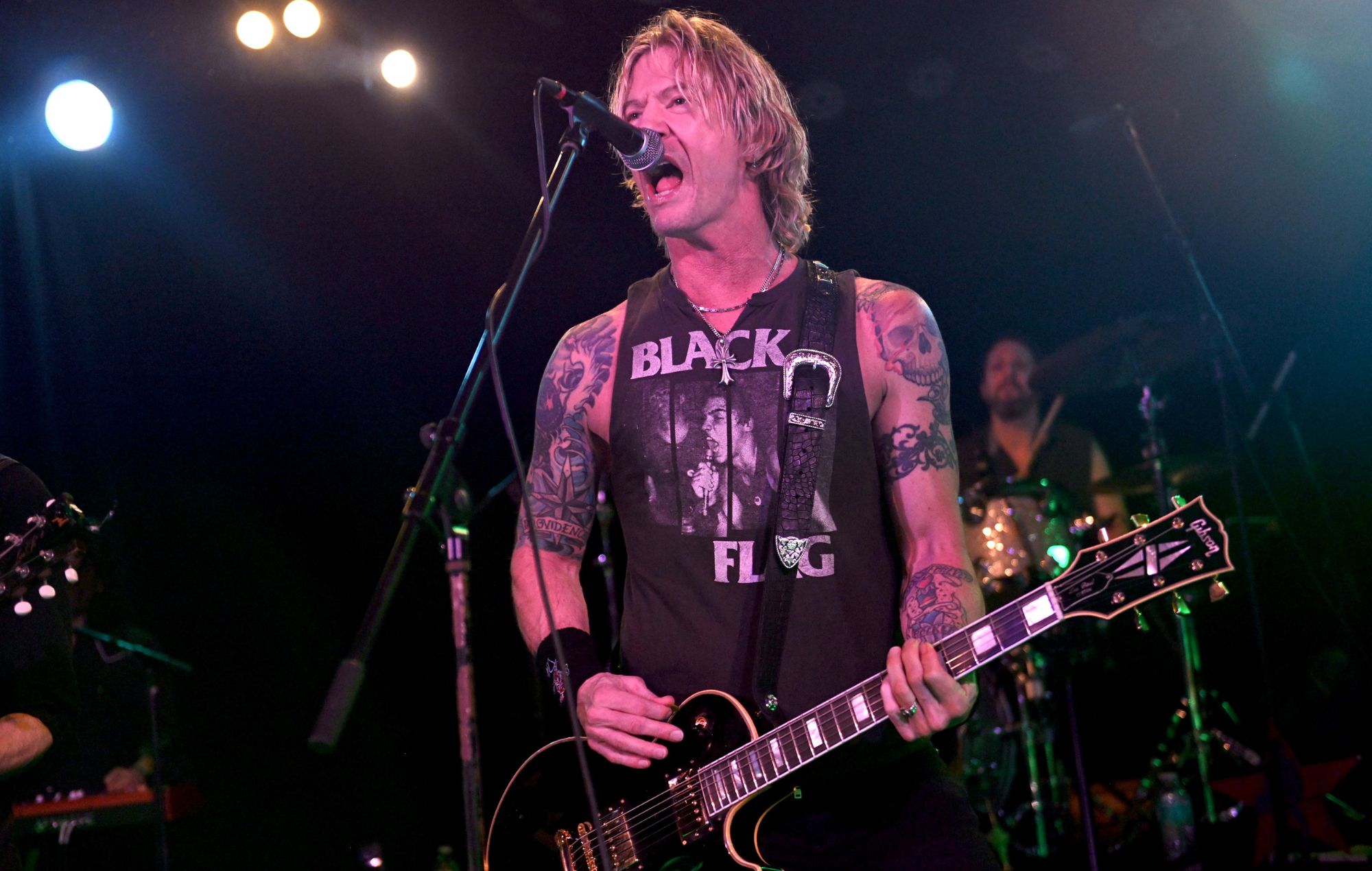 Duff McKagan, membre fondateur de Guns N' Roses, se produit sur scène