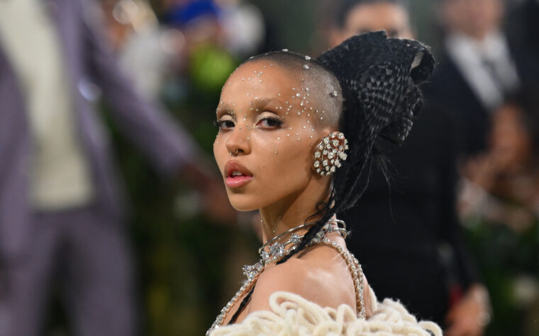 FKA Twigs fait une apparition à Londres lors d'une collecte de fonds pour l'aide à Gaza et au Soudan, avec Mustafa et Clairo