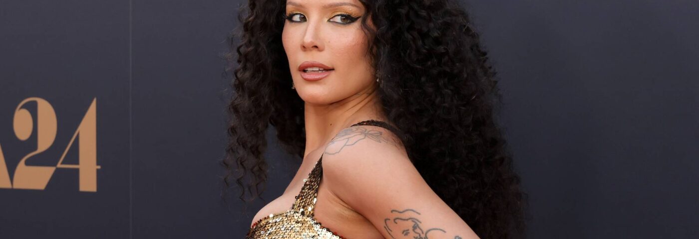 Halsey dit que ses fans sont « plus méchants avec moi que n'importe qui d'autre sur la planète »