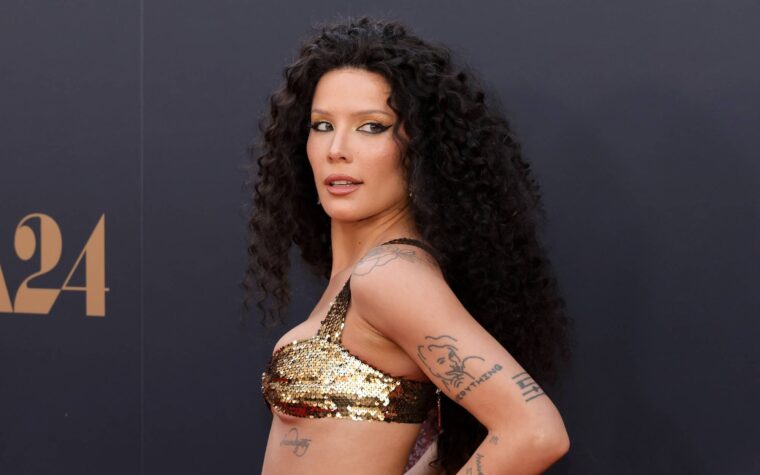 Halsey dit que ses fans sont « plus méchants avec moi que n'importe qui d'autre sur la planète »