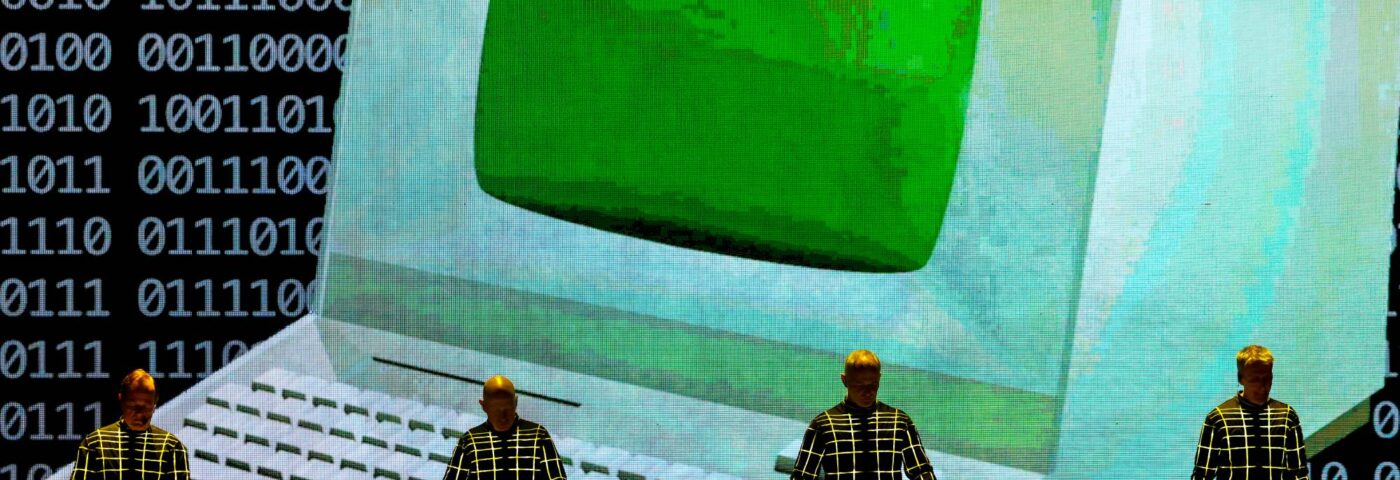 Kraftwerk rend hommage à Ryuichi Sakamoto avec la reprise de « Merry Christmas, Mr Lawrence »