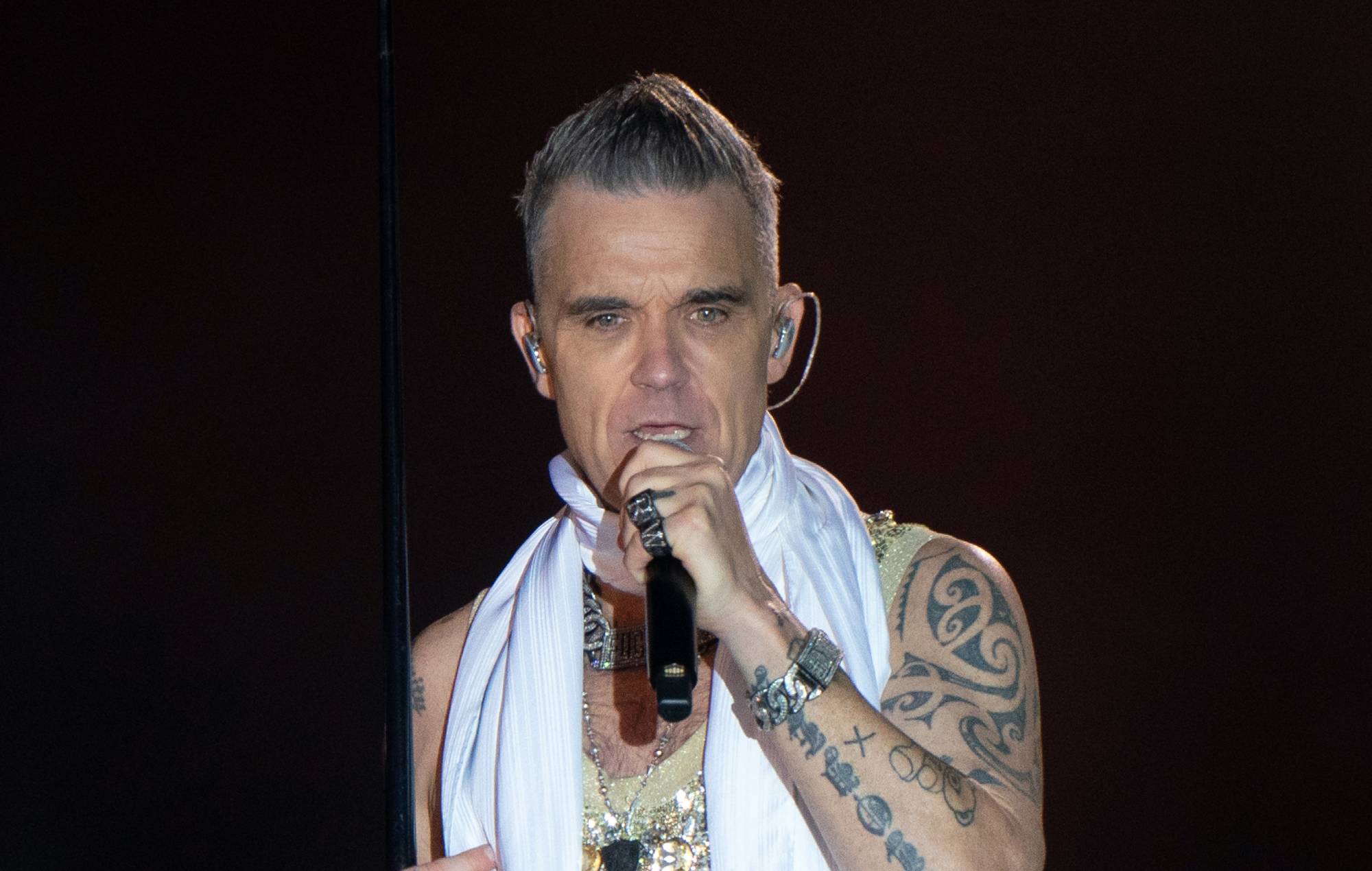 Robbie Williams en concert sur scène