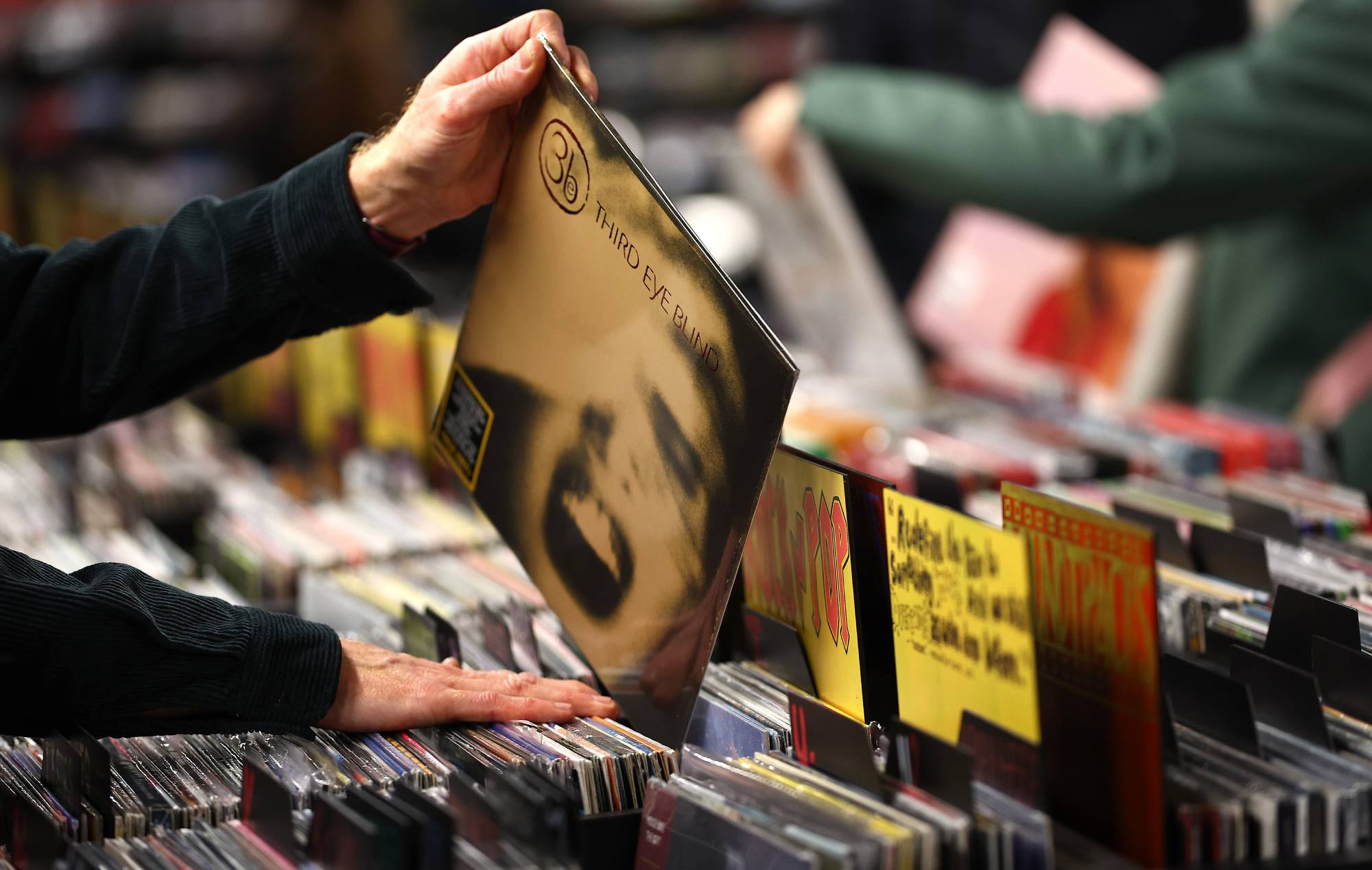 Un client regarde un présentoir de disques vinyles dans le magasin HMV d'Oxford Street le 28 décembre 2023. Crédit : Peter Nicholls/Getty Images