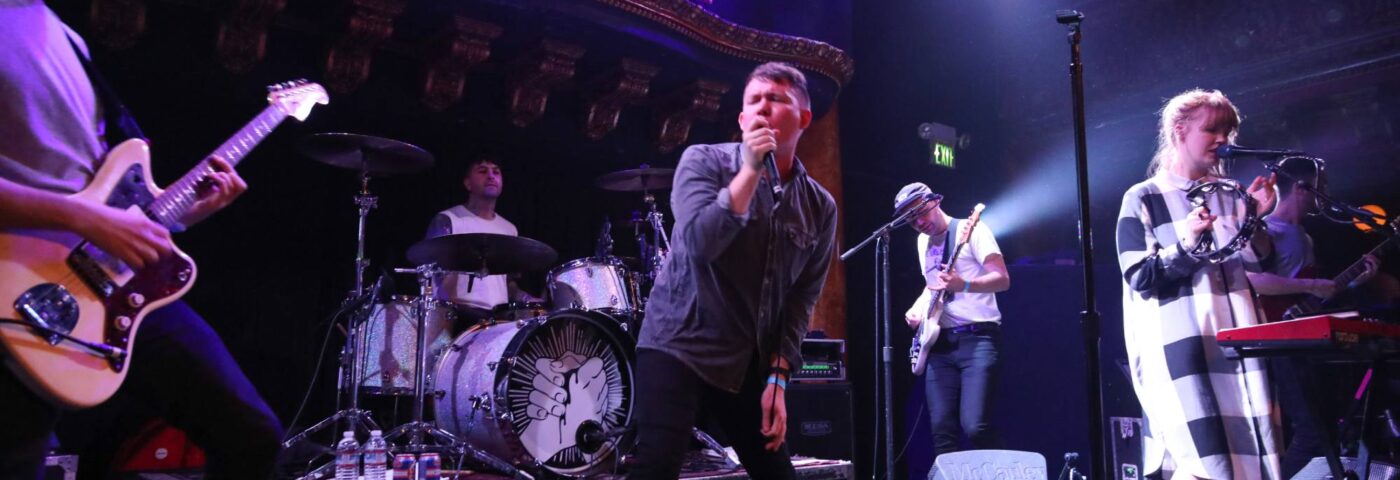 Los Campesinos! partage l'édition de luxe de son nouvel album « All Hell » – disponible seulement pendant quelques jours