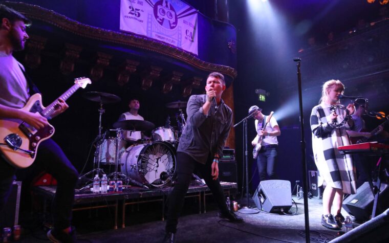 Los Campesinos! partage l'édition de luxe de son nouvel album « All Hell » – disponible seulement pendant quelques jours