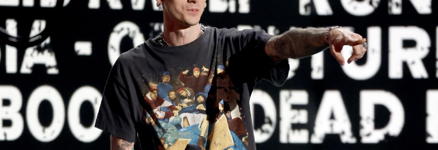 Machine Gun Kelly montre ses nouveaux crocs de vampire