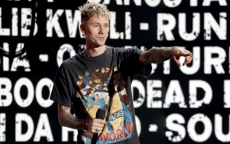 Machine Gun Kelly montre ses nouveaux crocs de vampire