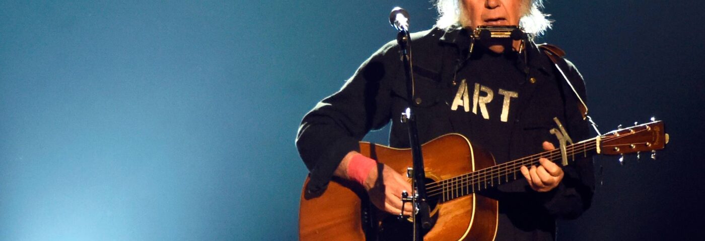 Neil Young annonce son retour sur scène après avoir annulé des spectacles pour cause de maladie