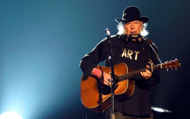 Neil Young annonce son retour sur scène après avoir annulé des spectacles pour cause de maladie