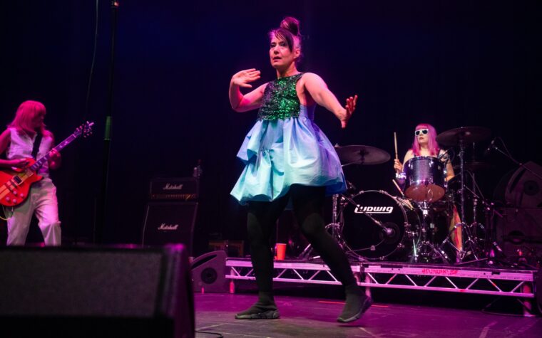 Regardez Bikini Kill faire ses débuts à la télévision avec sa performance dans « Rebel Girl »