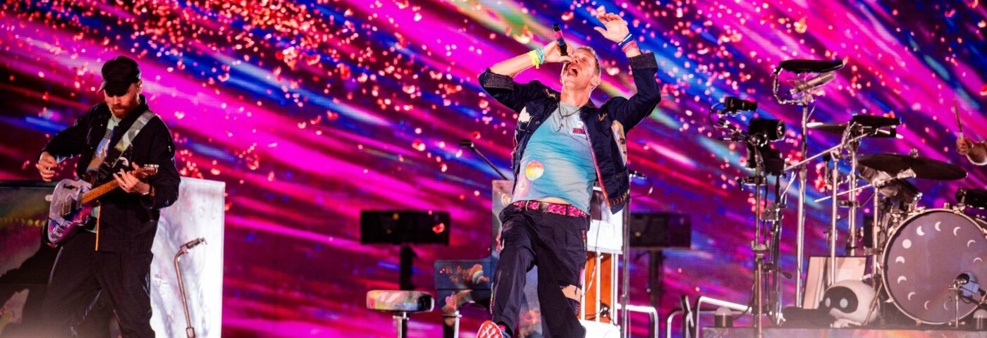 Regardez Coldplay présenter sa nouvelle chanson « Good Feelings » sur scène à Rome