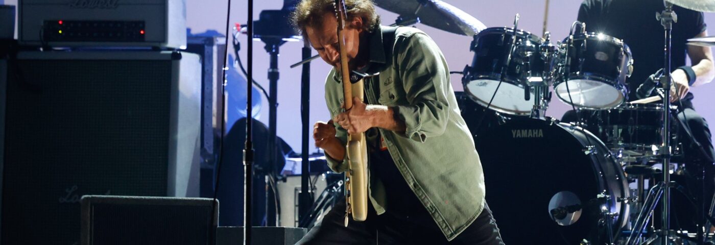 Regardez Eddie Vedder de Pearl Jam inviter un fan sur scène pour interpréter « Yellow Ledbetter » à Barcelone