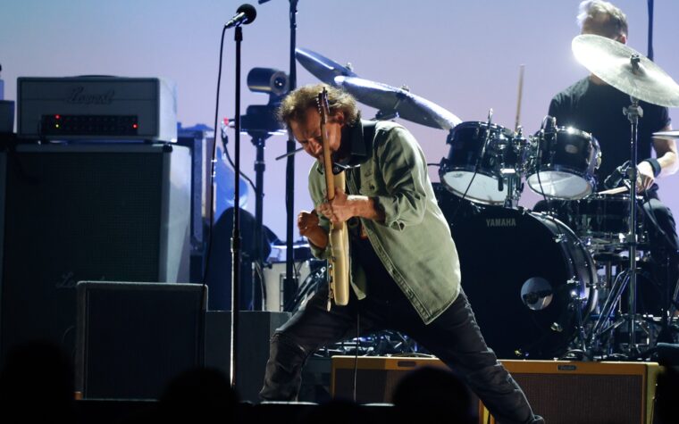 Regardez Eddie Vedder de Pearl Jam inviter un fan sur scène pour interpréter « Yellow Ledbetter » à Barcelone