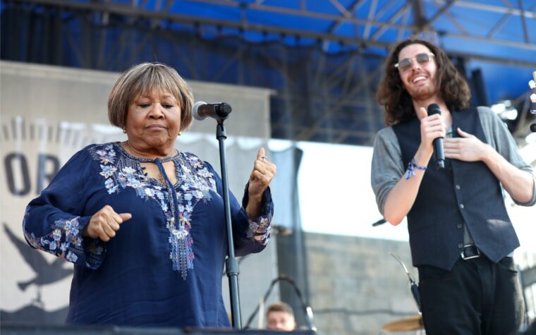 Regardez Hozier reprendre The Band avec Mavis Staples et plus encore.