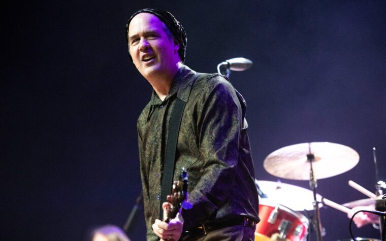 Regardez Krist Novoselic rejoindre le groupe hommage FooVana pour « Smells Like Teen Spirit » et « Lithium »