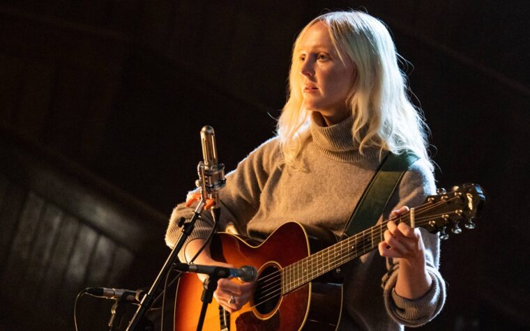 Regardez Laura Marling interpréter la nouvelle chanson sincère « No One's Gonna Love You Like I Can »