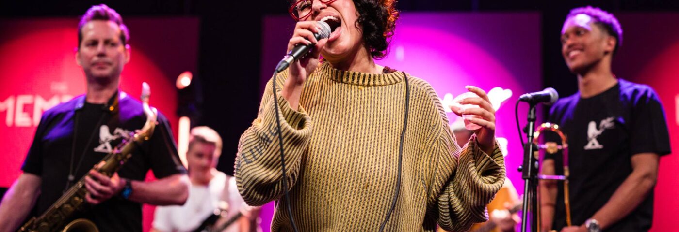 Regardez Raye reprendre Nina Simone et Billie Holiday au concert du club du Montreux Jazz Festival