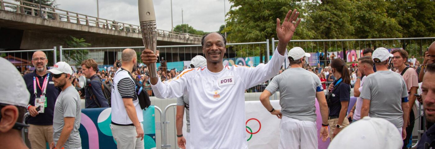 Regardez Snoop Dogg porter la torche olympique à travers Paris