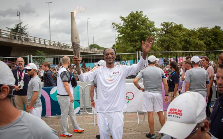 Regardez Snoop Dogg porter la torche olympique à travers Paris