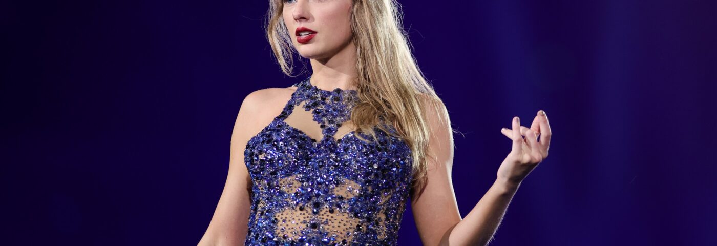 Regardez Taylor Swift faire ses débuts en direct avec « Superstar »