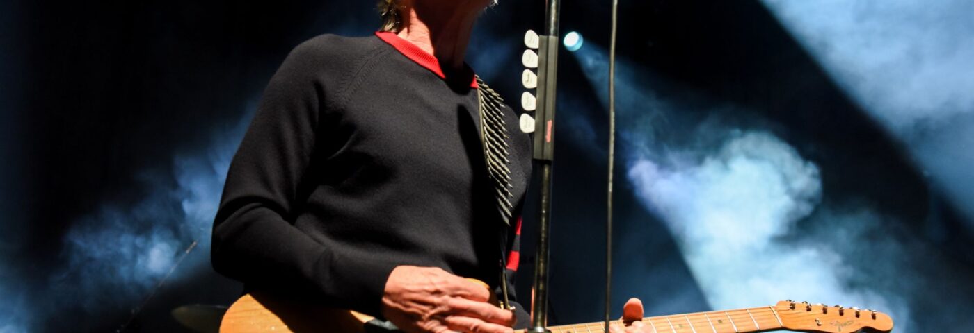 Regardez la performance surprise de Paul Weller devant un petit magasin de frites de l'ouest de Londres