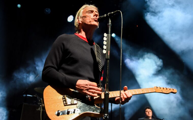Regardez la performance surprise de Paul Weller devant un petit magasin de frites de l'ouest de Londres
