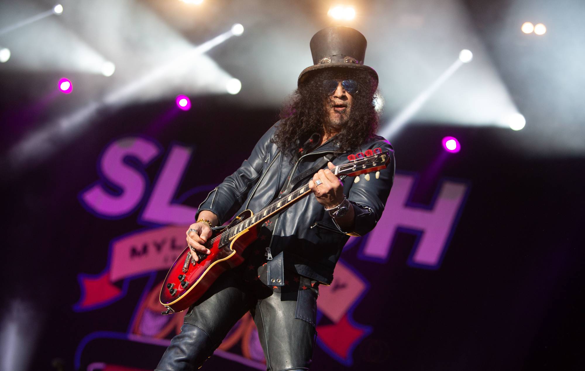 Slash se produit lors de son spectacle Belsonic 2019 à Belfast. (Photo de Conor Kinahan/SOPA Images/LightRocket via Getty Images)