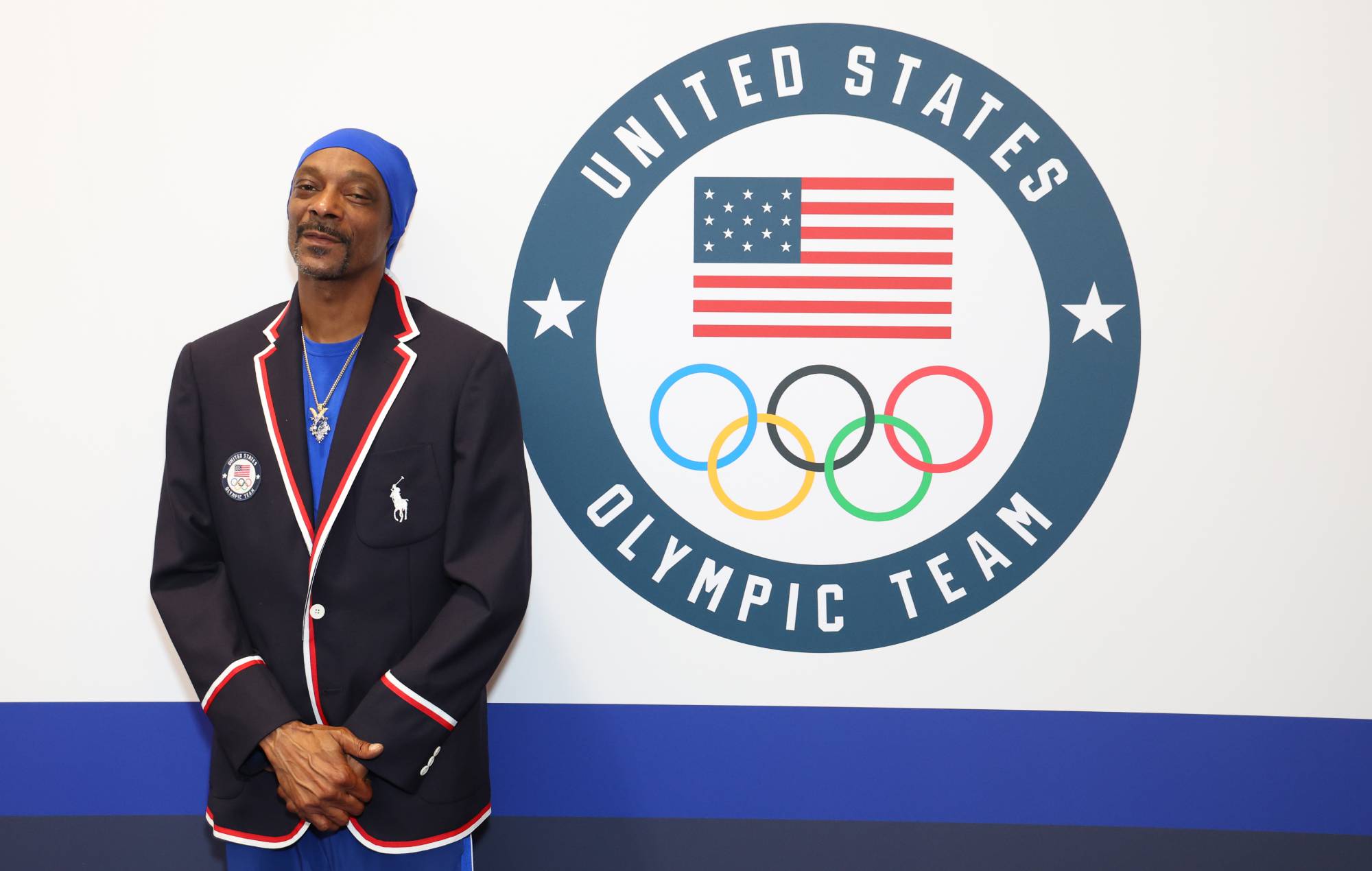 Snoop Dogg essaie des vêtements lors de la Team USA Welcome Experience avant les Jeux olympiques d'été de Paris 2024 chez Polo Ralph Lauren le 21 juillet 2024 à Paris, en France. (Photo de Joe Scarnici/Getty Images pour USOPC)