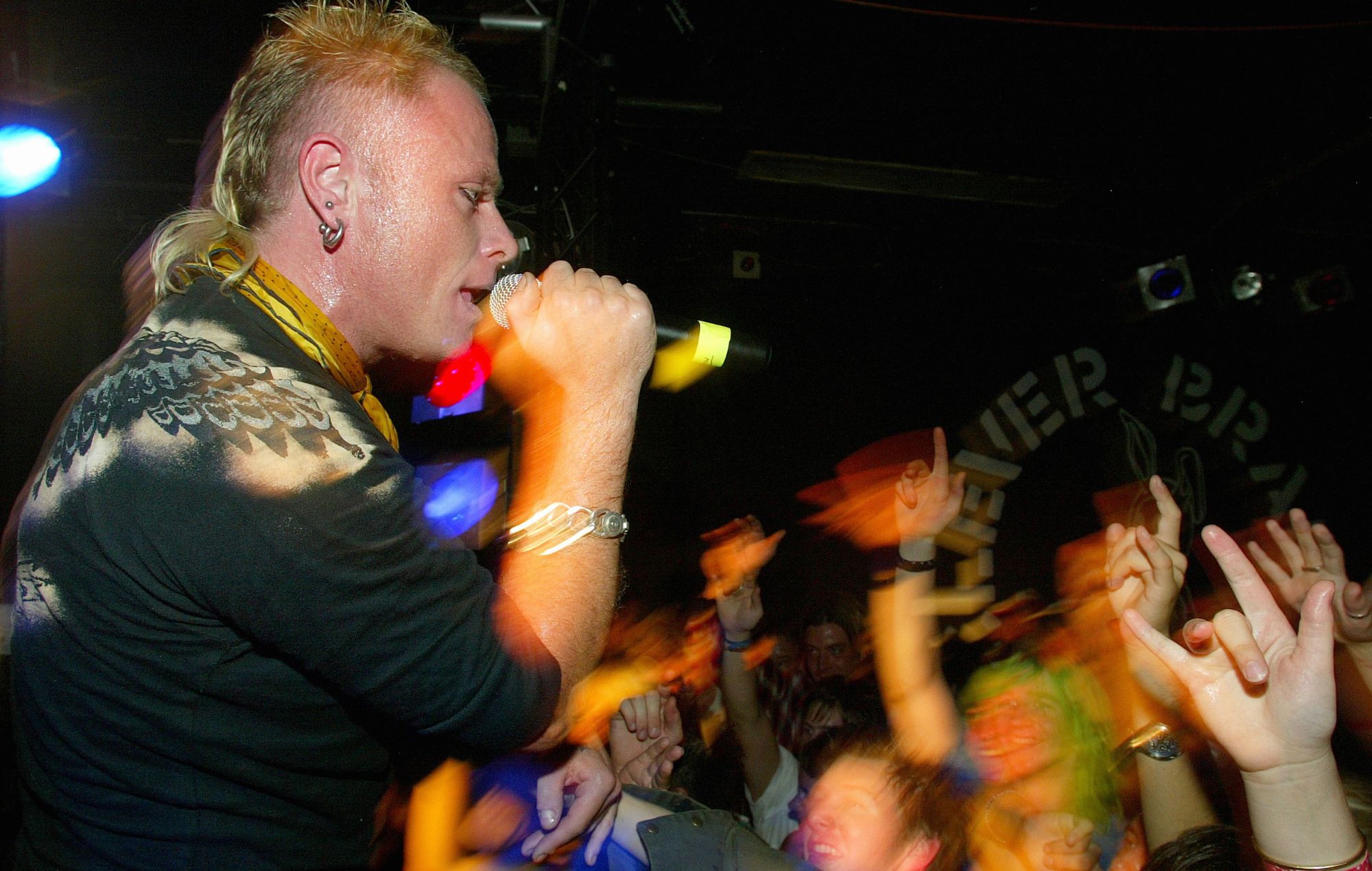 Keith Flint de The Prodigy se produit en 2004