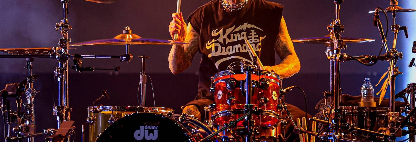 Travis Barker, de Blink-182, vend aux enchères sa carte d'embarquement pour célébrer la victoire sur sa peur de l'avion après un accident