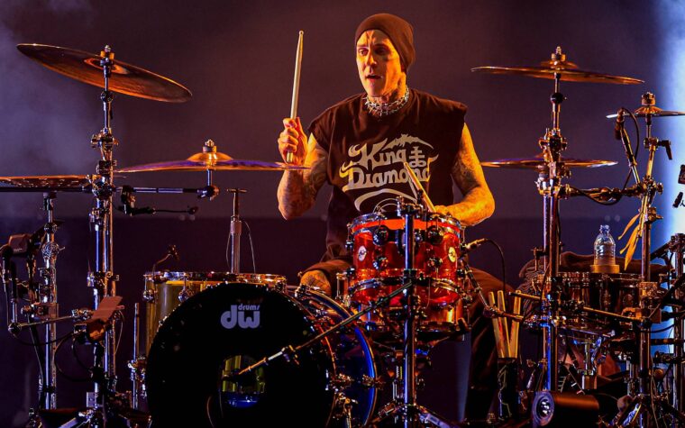 Travis Barker, de Blink-182, vend aux enchères sa carte d'embarquement pour célébrer la victoire sur sa peur de l'avion après un accident