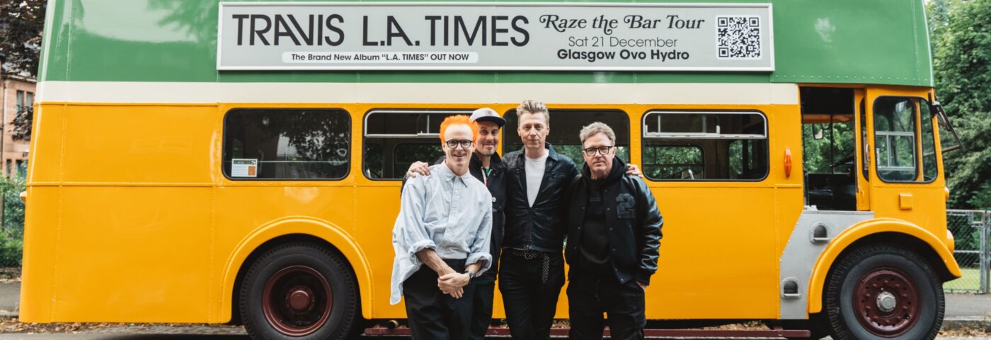 Travis surprend ses fans en se promenant dans le centre-ville de Glasgow à bord d'un bus à impériale vintage