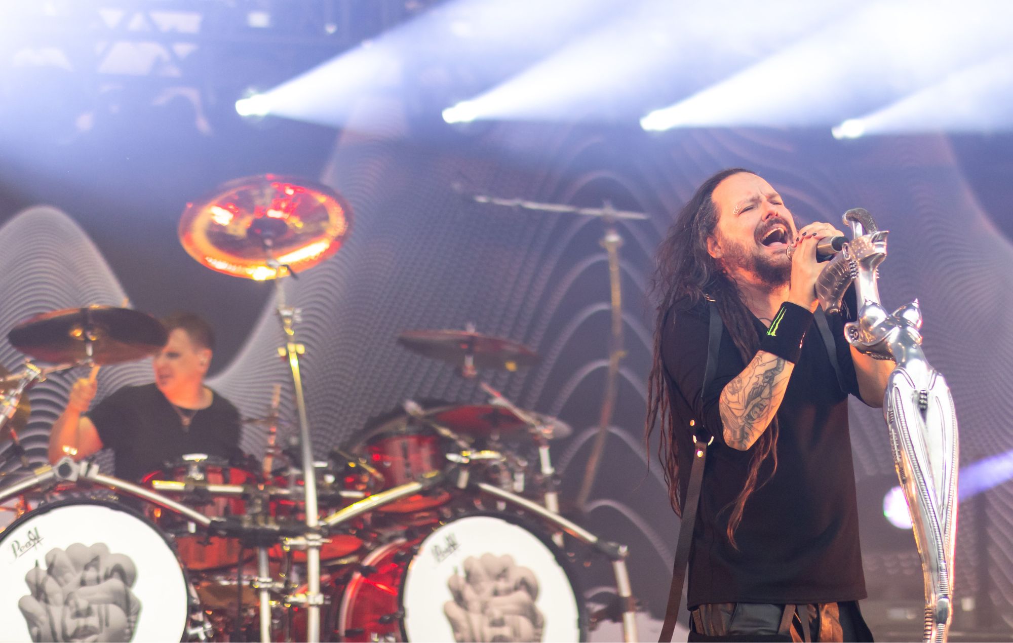 Jonathan Davis joue en direct avec KoRn