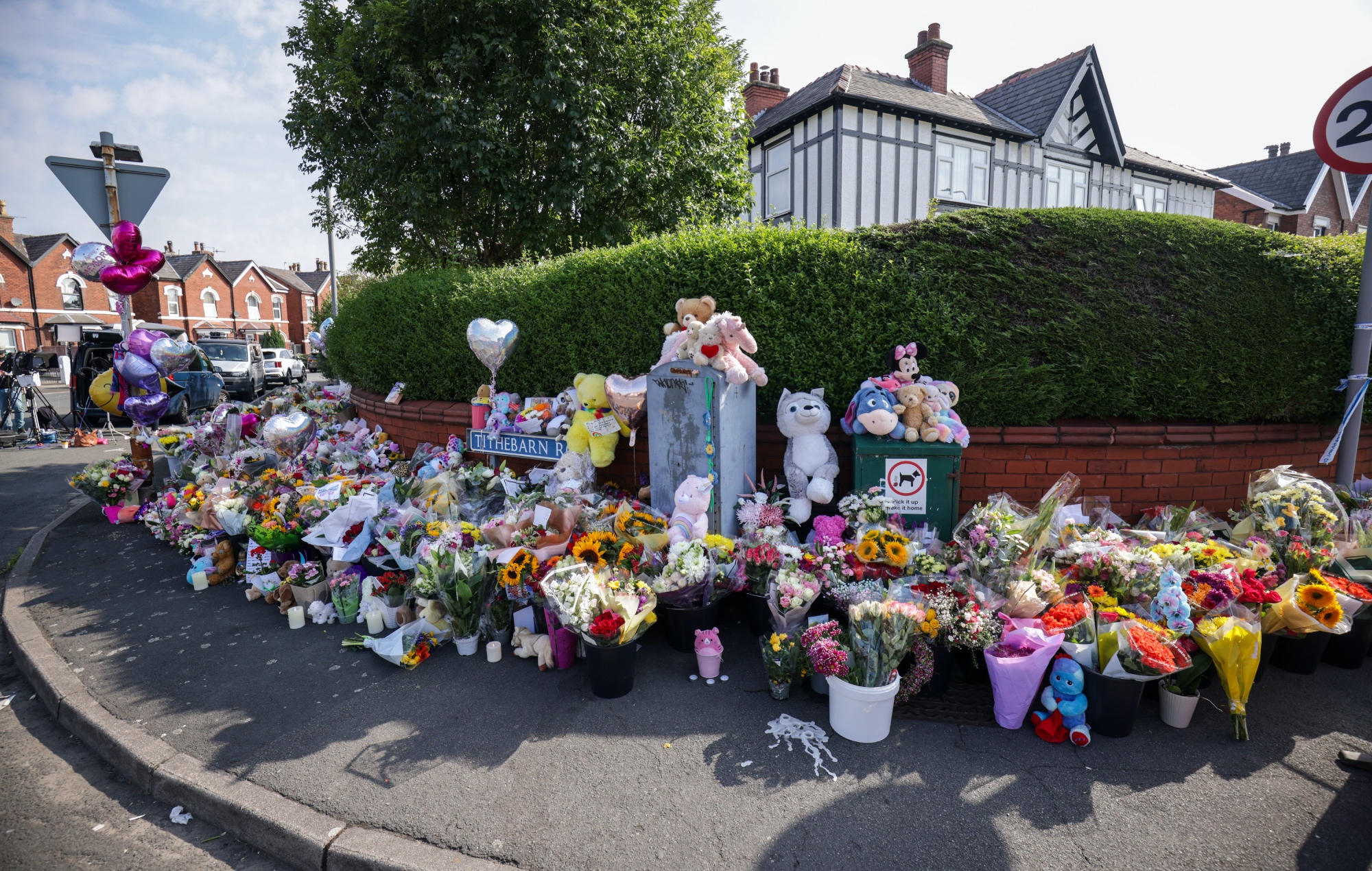 Hommages floraux à la jonction de Tithebarn Road et Hart Street à Southport, près de la scène où trois enfants ont été mortellement poignardés dans un club de vacances sur le thème de Taylor Swift le lundi 29 juillet
